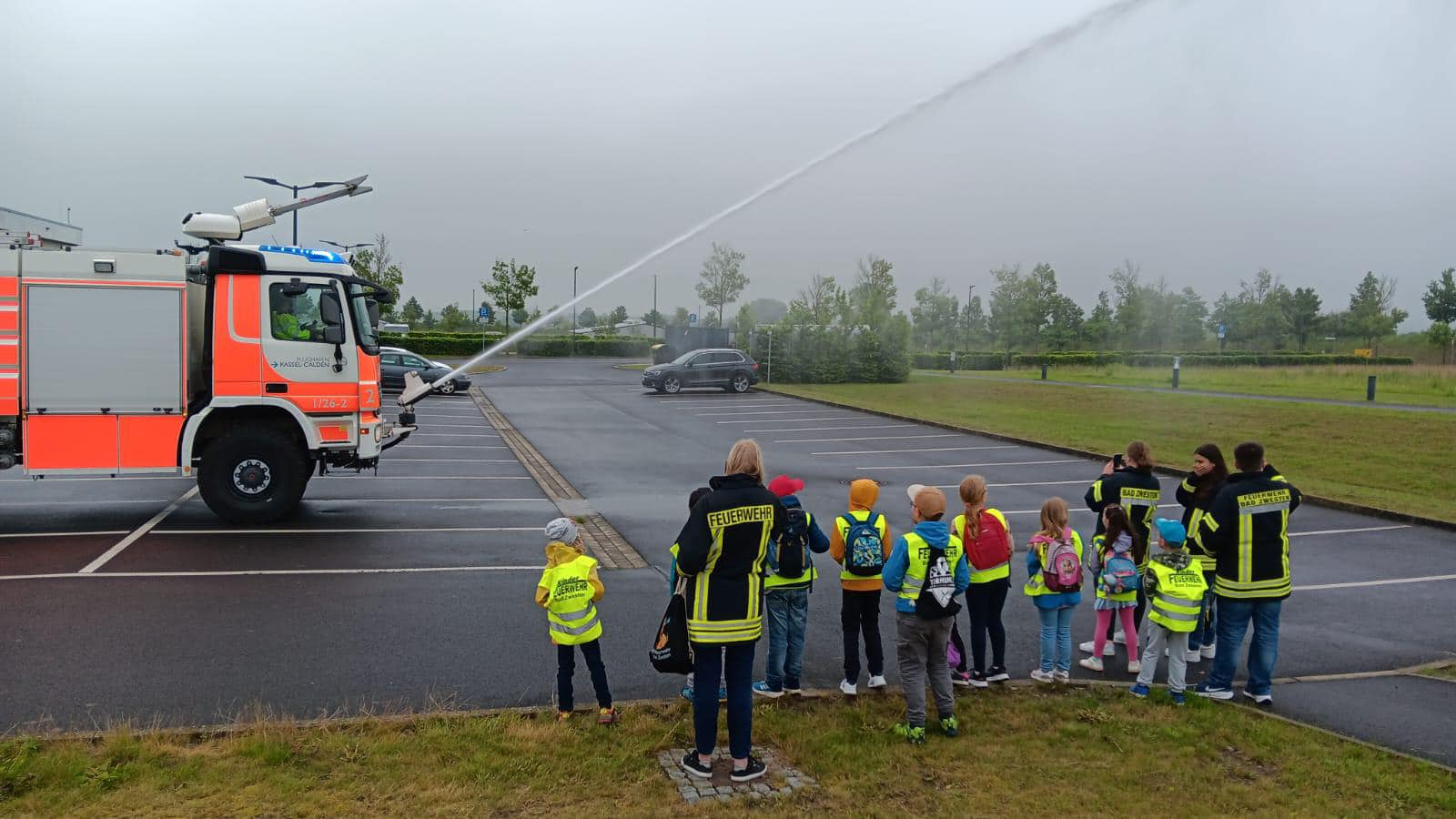 Kinderfeuerwehr besucht Flughafen Kassel